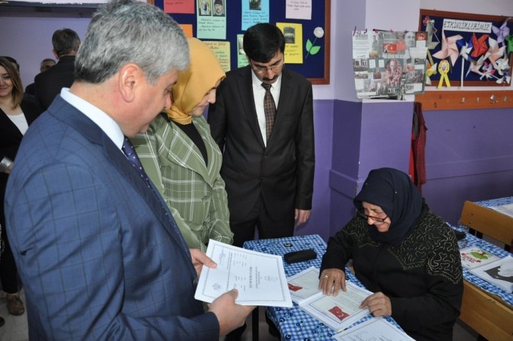 'Okuma Yazma Kursu'ndan Mezun Oldular