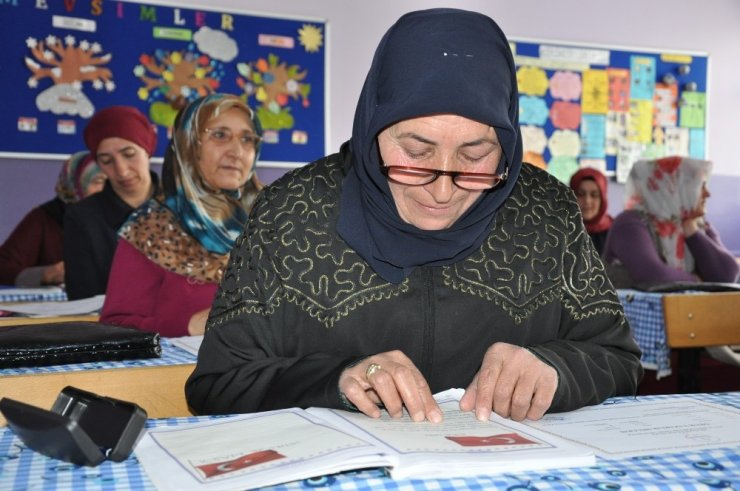 'Okuma Yazma Kursu'ndan Mezun Oldular