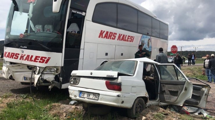 Sarıkamış’ta Trafik Kazası: 2 Yaralı