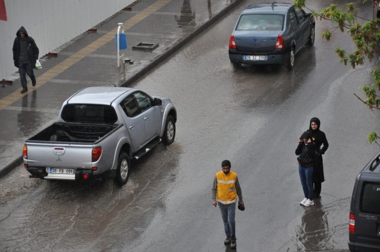 Sağanak Yağış Hayatı Olumsuz Etkiledi