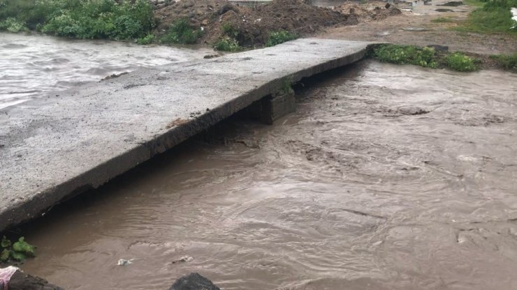 Kars'ta Sağanak Yağış ve Dolu