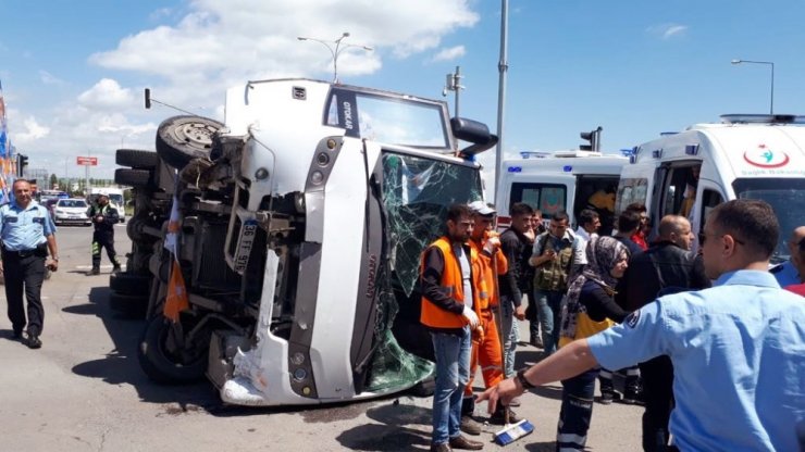 Askeri Araç ile Polis Aracı Çarpıştı