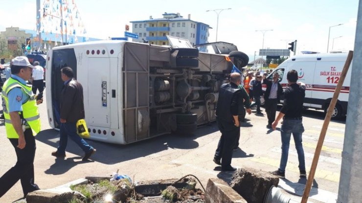 Askeri Araç ile Polis Aracı Çarpıştı