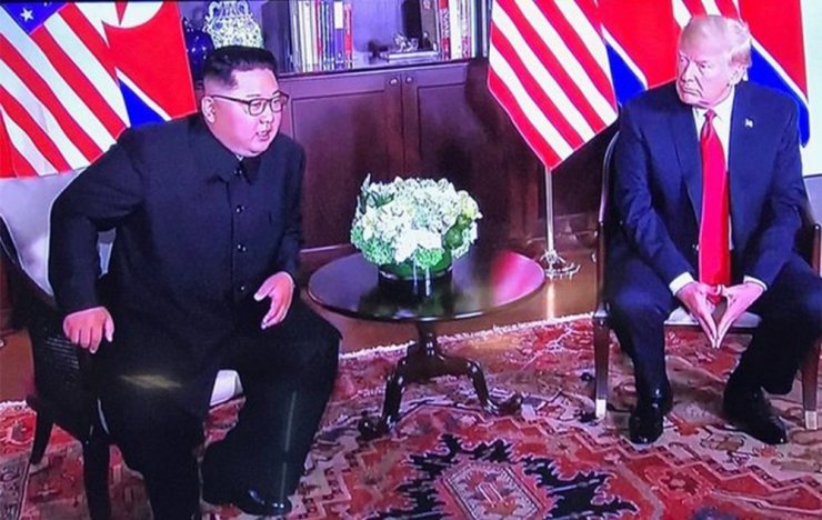 Trump ve Kim, Singapur’da Buluştu