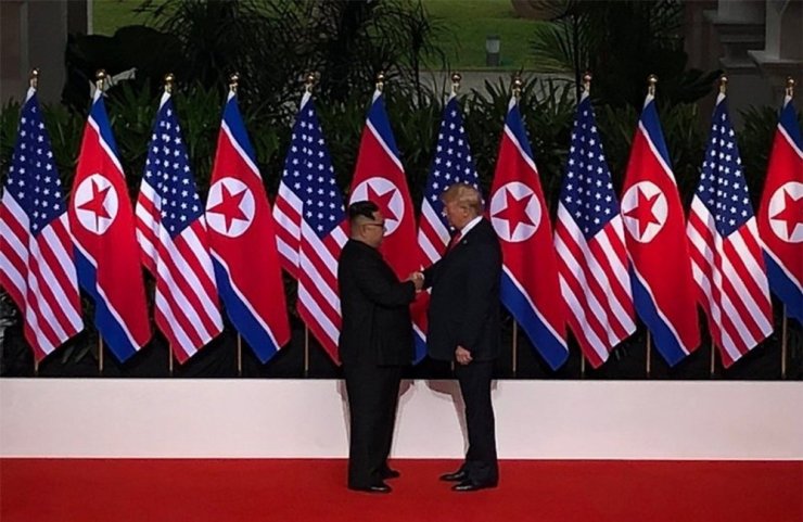 Trump ve Kim, Singapur’da Buluştu