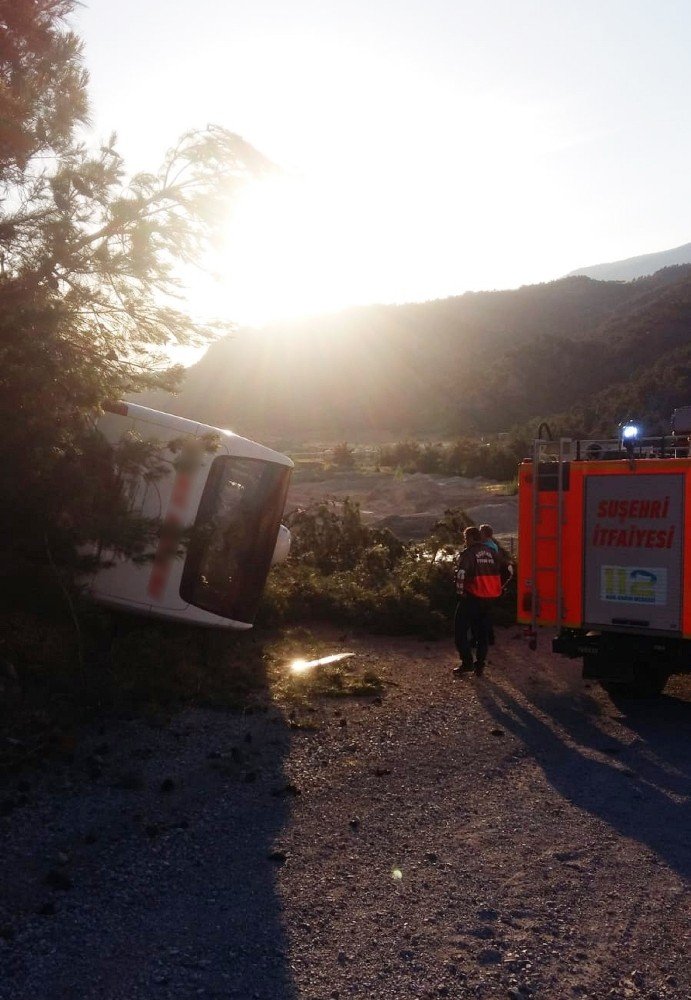 Yolcu Otobüsü Şarampole Devrildi: 27 Yaralı