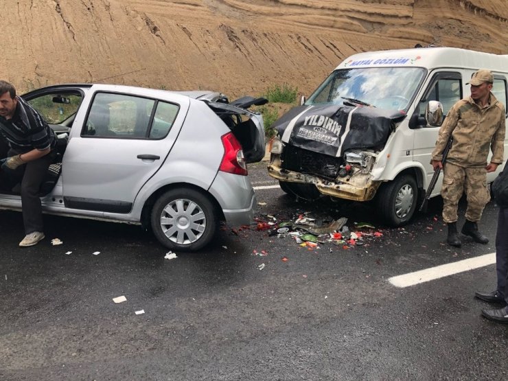 Sarıkamış’ta Trafik Kazası: 3 Yaralı