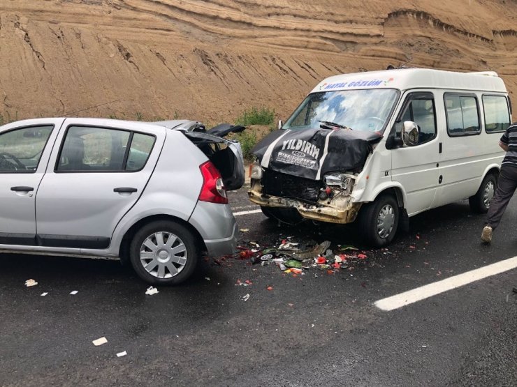 Sarıkamış’ta Trafik Kazası: 3 Yaralı