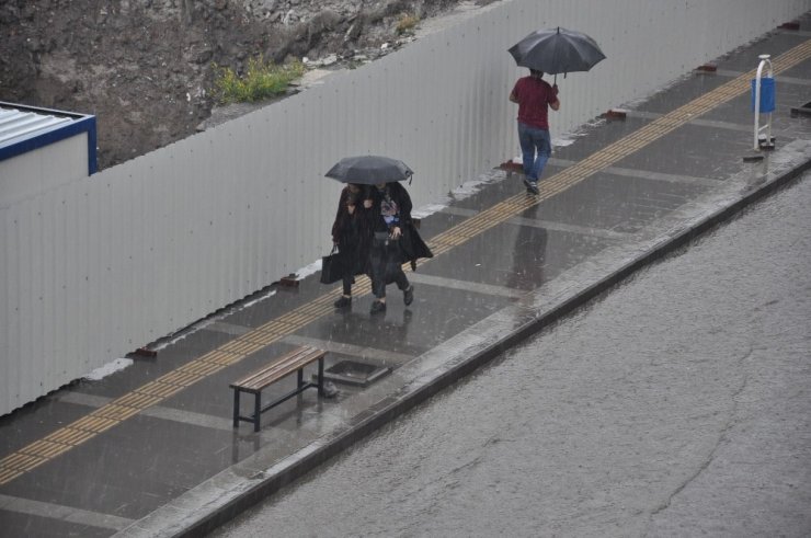 Kars’ta Sağanak Yağmur ve Dolu