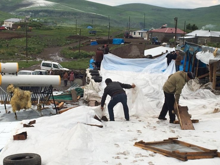 Kars’ta Şiddetli Rüzgar Çatıları Söktü