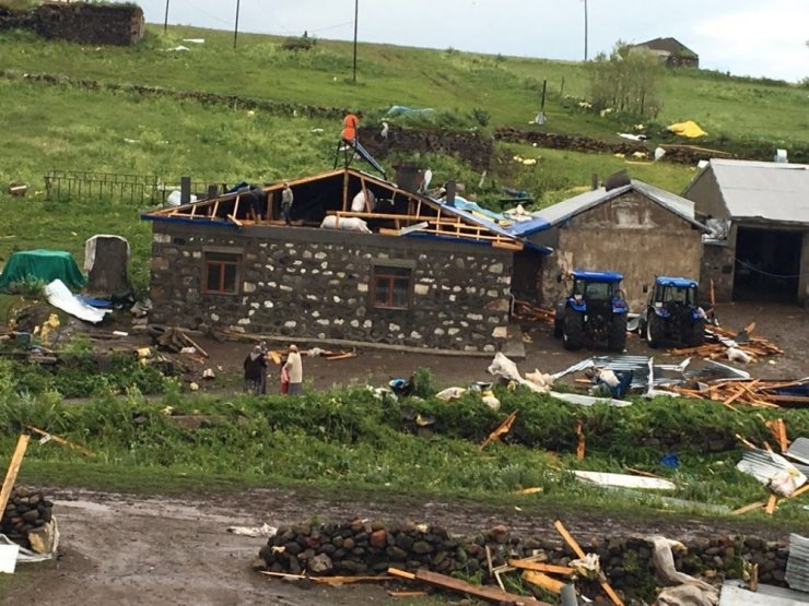 Kars’ta Şiddetli Rüzgar Çatıları Söktü