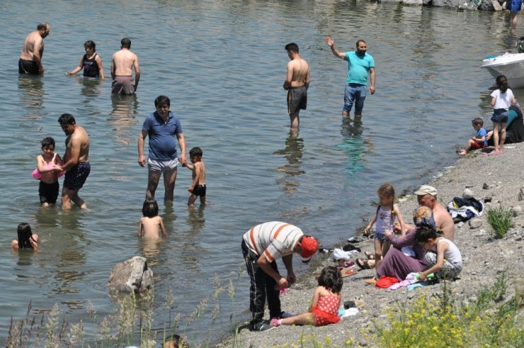 Sıcaklar Bunaltınca Çare ‘Çıldır Gölü’nde