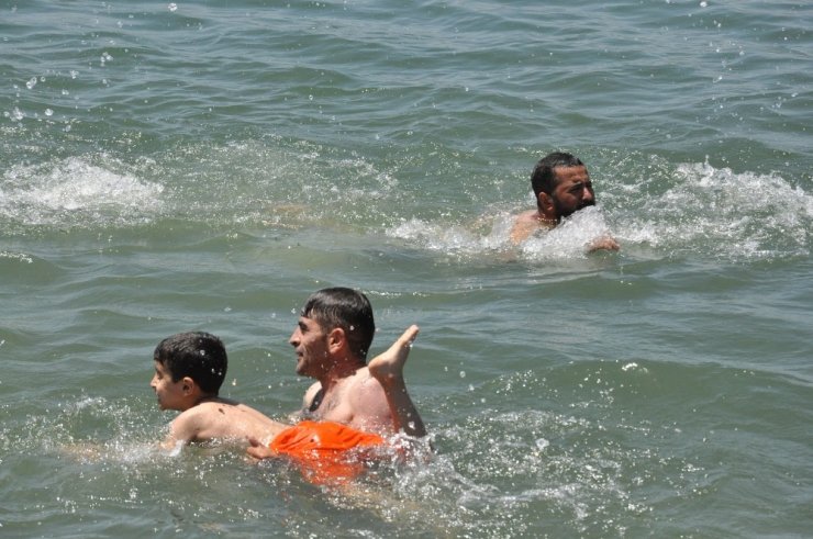 Sıcaklar Bunaltınca Çare ‘Çıldır Gölü’nde