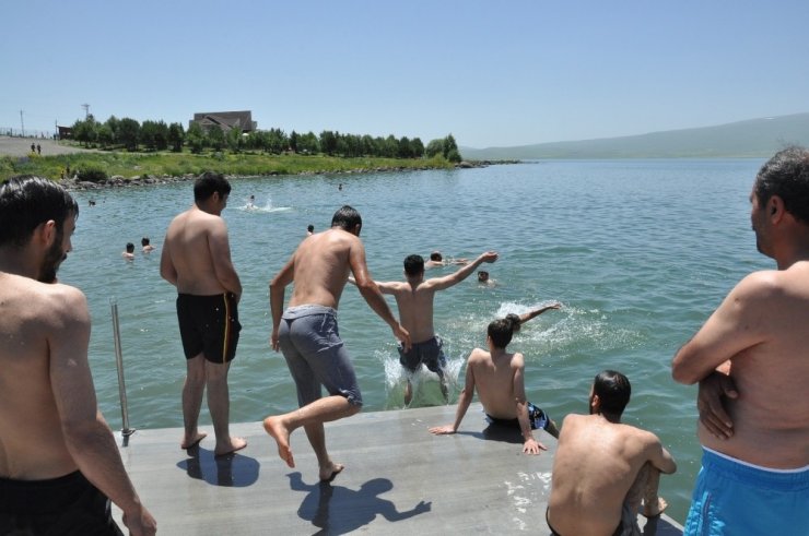 Sıcaklar Bunaltınca Çare ‘Çıldır Gölü’nde