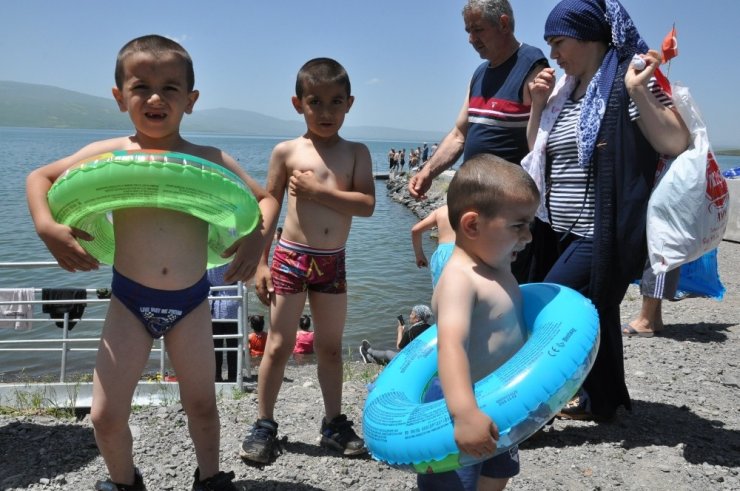 Sıcaklar Bunaltınca Çare ‘Çıldır Gölü’nde