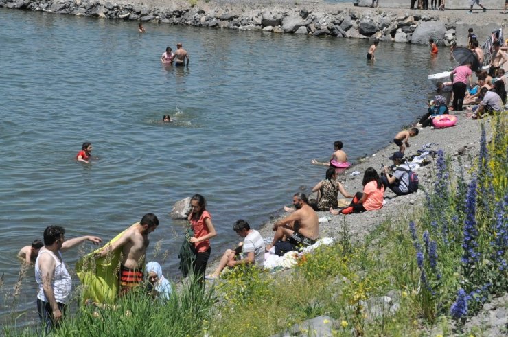 Sıcaklar Bunaltınca Çare ‘Çıldır Gölü’nde