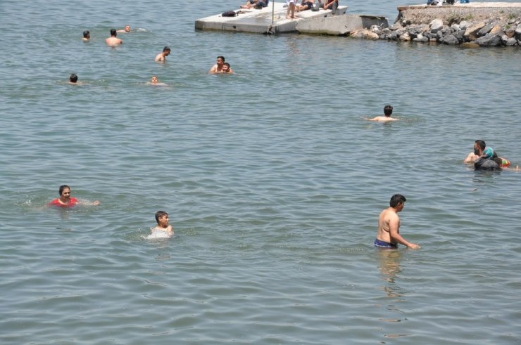 Sıcaklar Bunaltınca Çare ‘Çıldır Gölü’nde