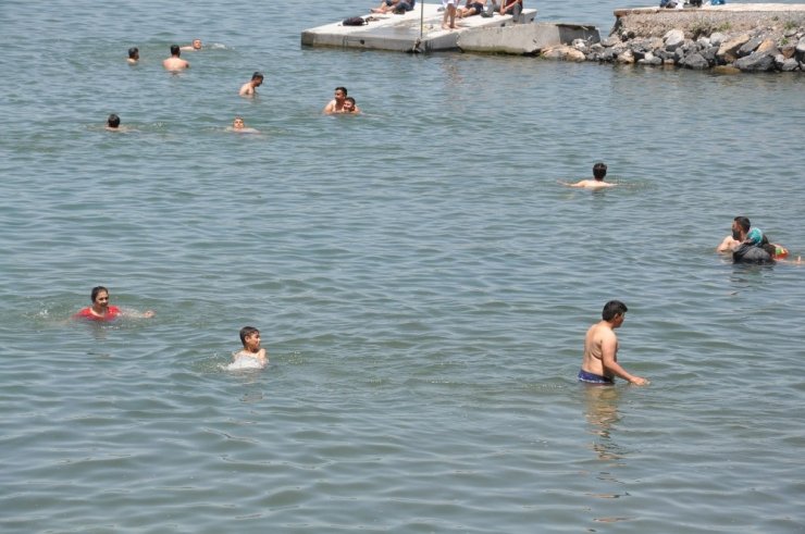 Sıcaklar Bunaltınca Çare ‘Çıldır Gölü’nde