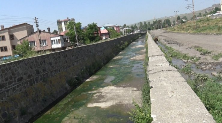 Kars’ta Kanalizasyon Dereye Akıyor