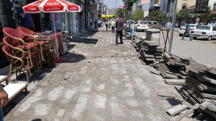 Kazımpaşa Caddesi’nin Kaldırımları Yenileniyor