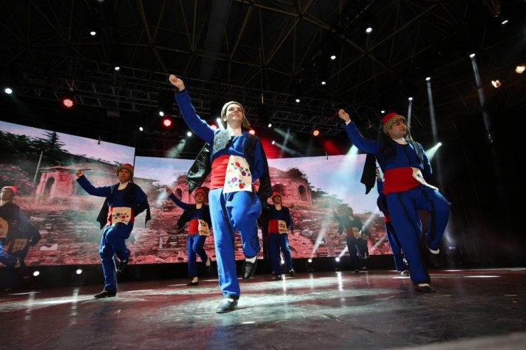 Bursa'da Halk Dansları Gösterisi