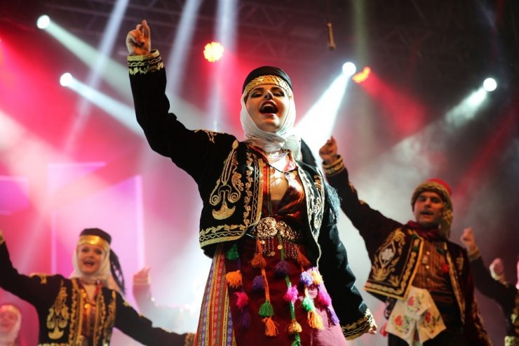 Bursa'da Halk Dansları Gösterisi