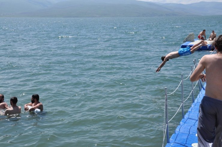 Karslılar Çıldır Gölü’nde Serinliyor