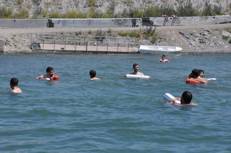 Karslılar Çıldır Gölü’nde Serinliyor