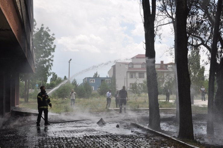 Boşaltılmış Fakülte Binasında Yangın