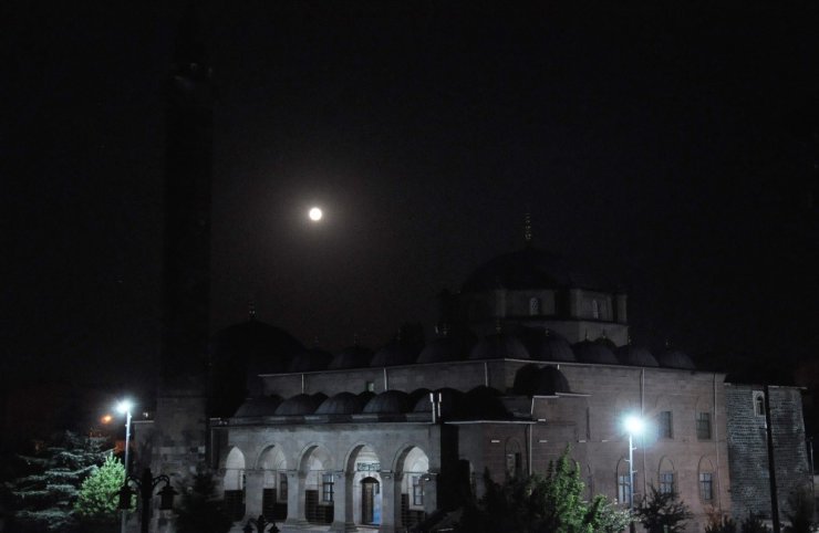 Kars’ta ‘Kanlı Ay’ Tutulması