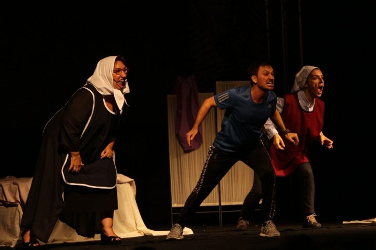 Kuşadası’nda 'Aşk Dersleri' Sahnelendi