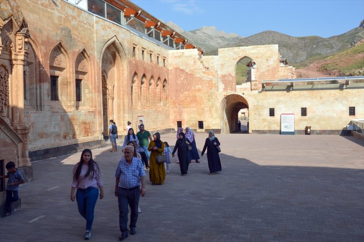 İshak Paşa Sarayı'na Yoğun İlgi