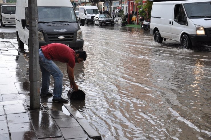 Kars’ta Sağanak Yağmur Caddeleri Sular Altında Bıraktı