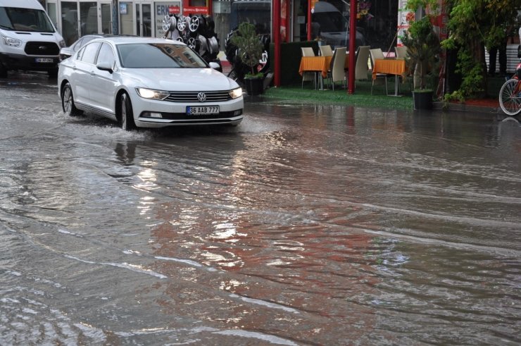 Kars’ta Sağanak Yağmur Caddeleri Sular Altında Bıraktı