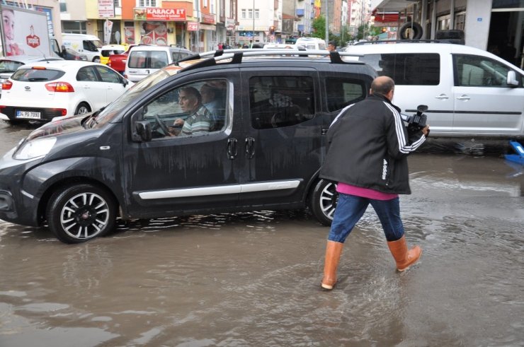 Kars’ta Sağanak Yağmur Caddeleri Sular Altında Bıraktı