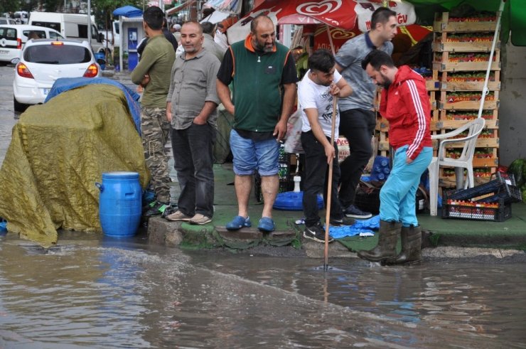 Kars’ta Sağanak Yağmur Caddeleri Sular Altında Bıraktı