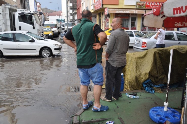 Kars’ta Sağanak Yağmur Caddeleri Sular Altında Bıraktı