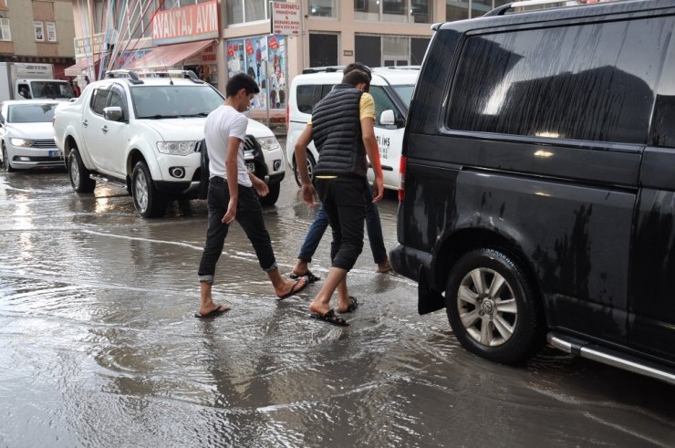 Kars’ta Sağanak Yağmur Caddeleri Sular Altında Bıraktı