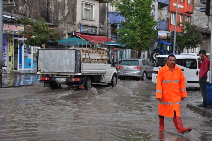 Kars’ta Sağanak Yağmur Caddeleri Sular Altında Bıraktı