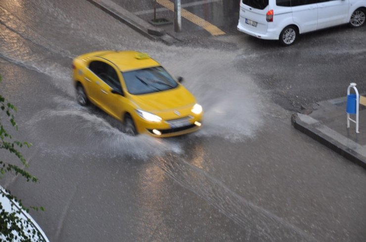 Kars’ta Sağanak Yağmur Caddeleri Sular Altında Bıraktı