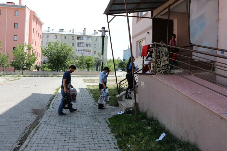 Kars Polisi Kırtasiye Malzemesi Dağıttı