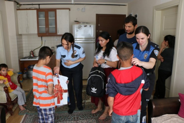 Kars Polisi Kırtasiye Malzemesi Dağıttı