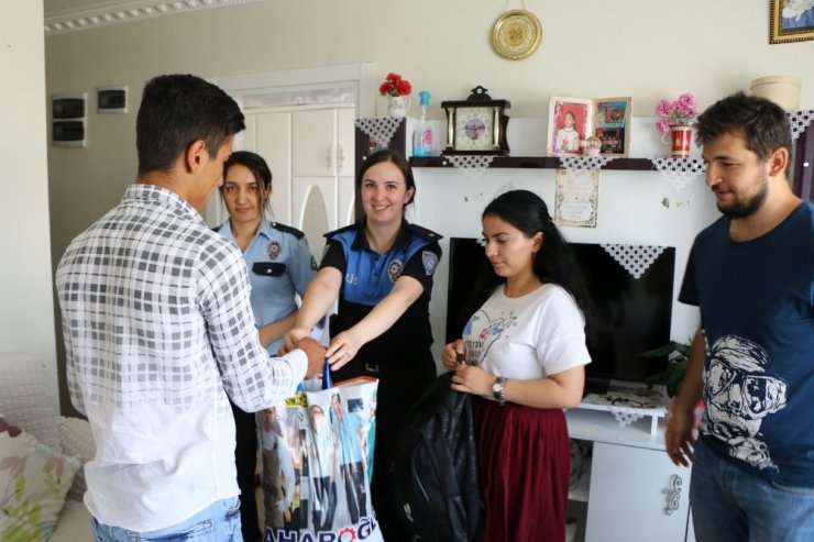 Kars Polisi Kırtasiye Malzemesi Dağıttı