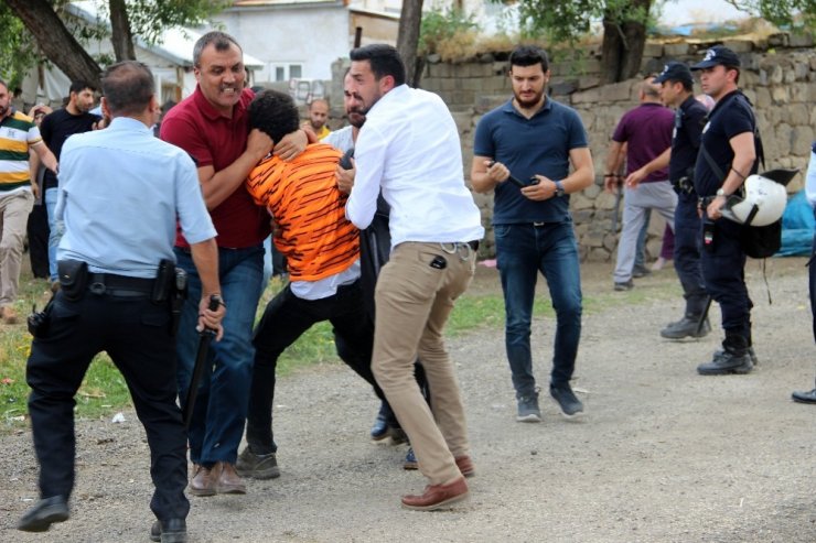 Erzurum’da Çocuk Kavgası Mahalleyi Savaş Alanına Çevirdi
