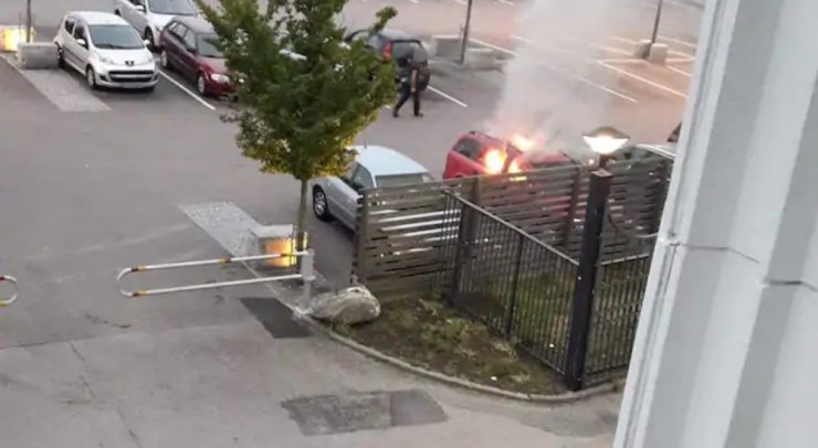 İsveç’te 80 Araba Yakıldı