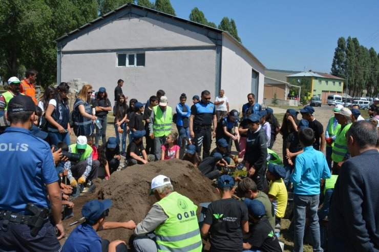 Kars’ta, Polis Çocuklarla Ağaç Dikti