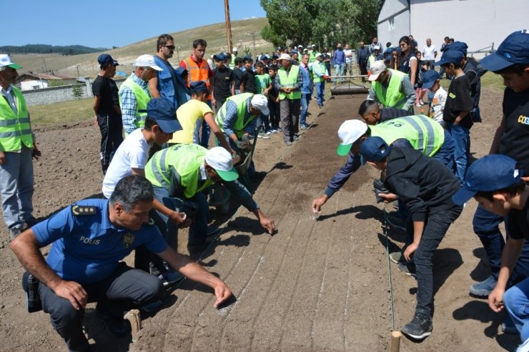 Kars’ta, Polis Çocuklarla Ağaç Dikti