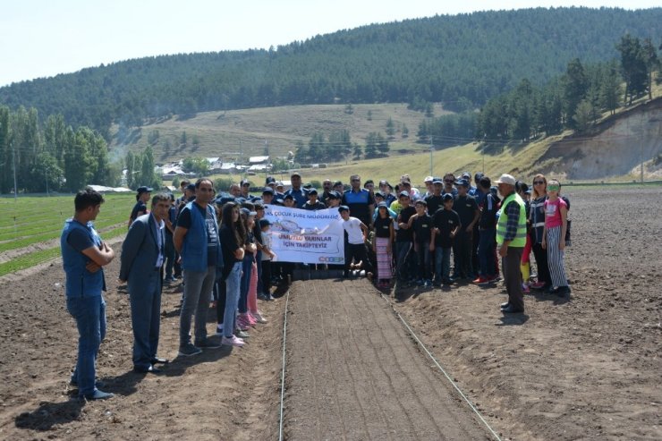 Kars’ta, Polis Çocuklarla Ağaç Dikti