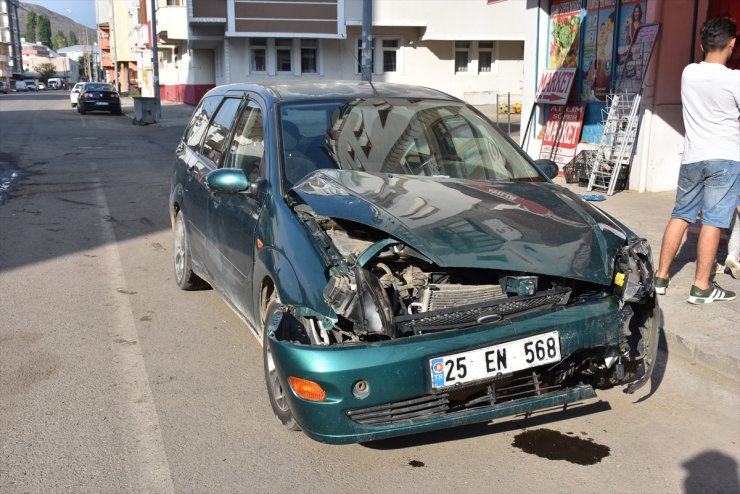 Kars'ta İki Otomobil Çarpıştı: 3 Yaralı