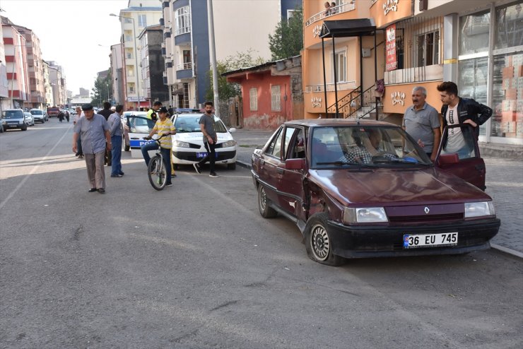 Kars'ta İki Otomobil Çarpıştı: 3 Yaralı